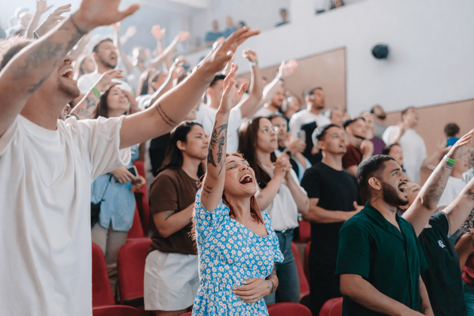 Congregação celebrando